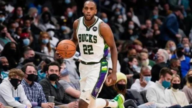 开云官网-20分钟砍下24分 米德尔顿状态回升雄鹿势不可挡